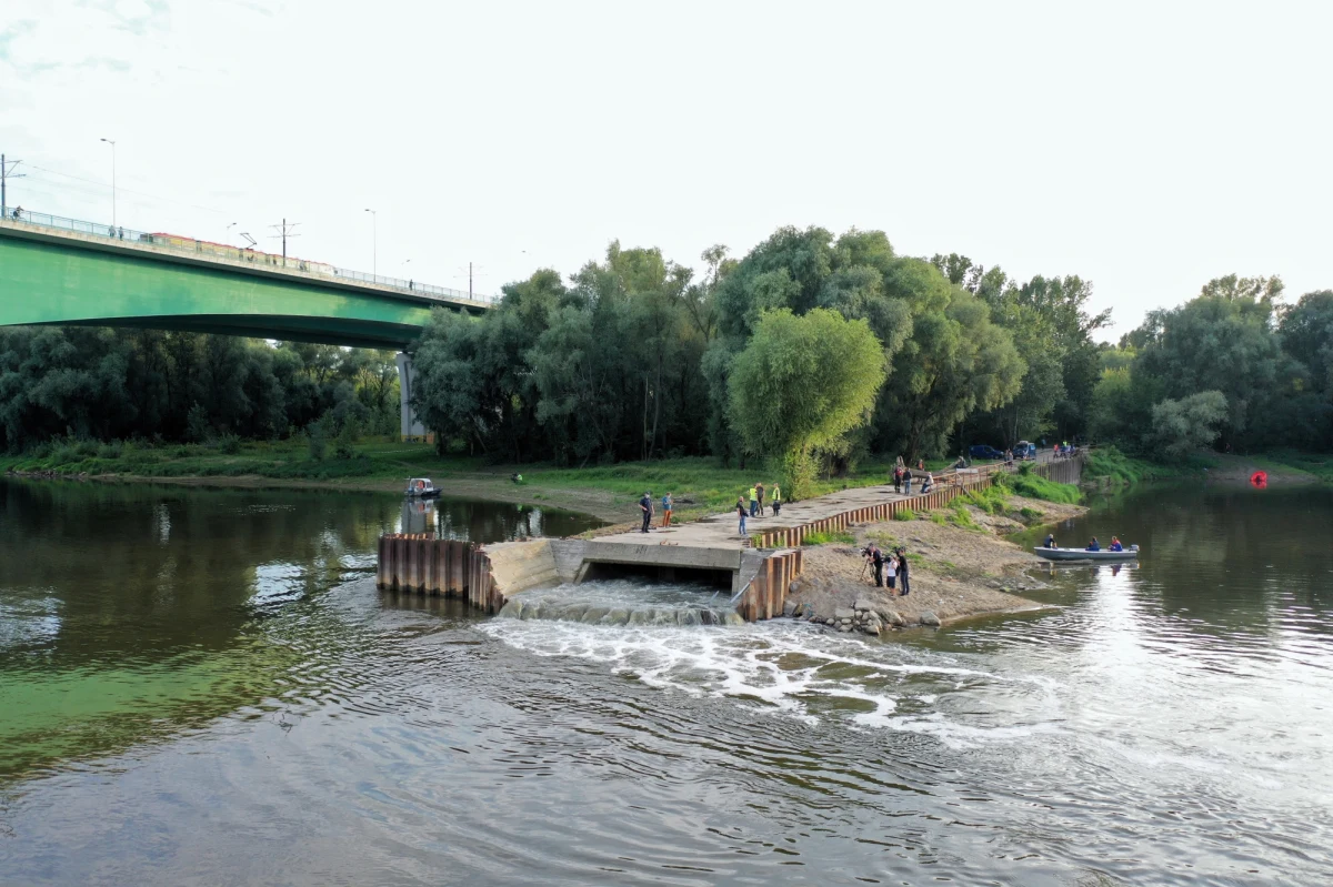 Fala po zrzucie ścieków do Wisły w Warszawie, związanym z awarią układu przesyłowego do oczyszczalni "Czajka", w poniedziałek, o godz. 5 rano dotrze do Płocka, a we wtorek, o godz. 12 do Torunia - wynika z analizy IMGW. Do oddalonej o 10,5 km od ujścia rzeki wsi Kiezmark fala dotrze w piątek.