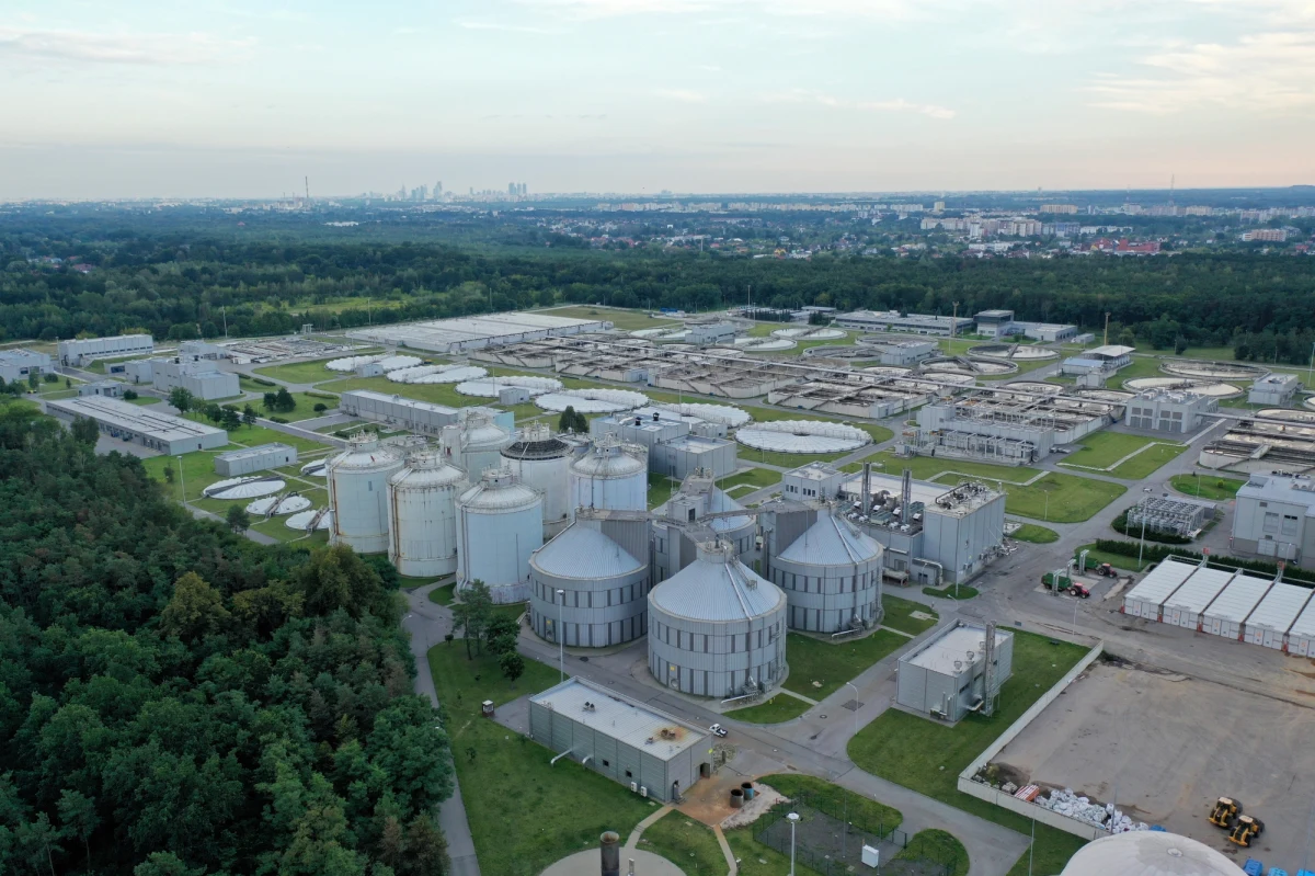 Usunięcie awarii systemu przesyłowego ścieków do oczyszczalni "Czajka" jest moim i moich współpracowników absolutnym priorytetem - napisał w niedzielę rano na portalach społecznościowych prezydent Warszawy Rafał Trzaskowski. Zapewnił, że wyciągnięto wnioski z ubiegłorocznej awarii. Jak informują Wody Polskie, w skutek awarii do Wisły spływa obecnie ok. 8 tys. litrów nieczystości na sekundę. Natomiast dziennikarze RMF FM dowiedzieli się, że  Główny Inspektor Sanitarny zarządził badanie stanu Wisły 3 razy dziennie. W stan podwyższonej gotowości postawione zostały także wszystkie nadwiślańskie placówki Sanepidu na północ od Warszawy.