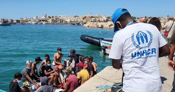 370 migrantów przybyło w nocy z soboty na niedzielę na Lampedusę. W kierunku tej włoskiej wyspy płynęli łodzią, której groziło to, że przewróci się na morzu z powodu silnego wiatru. Pomocy migrantom udzieliły jednostki Straży Przybrzeżnej i Gwardii Finansowej.