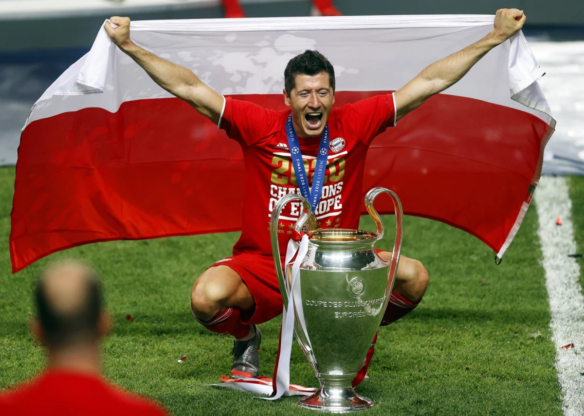 Robert Lewandowski zdecydowanie zwyciężył w plebiscycie "Kickera" na najlepszego piłkarza w Niemczech w sezonie 2019/20. Najlepszym trenerem został wybrany szkoleniowiec Bayernu Monachium Hansi Flick.