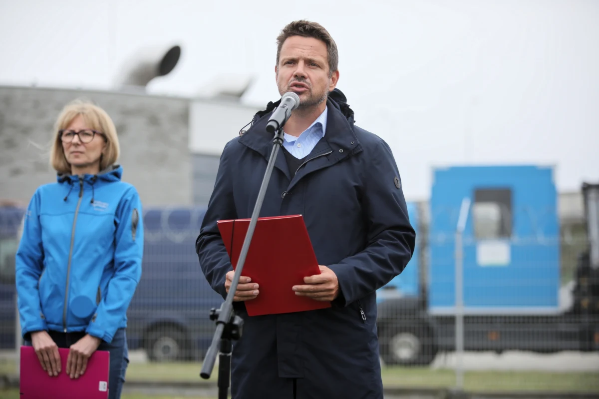 „Wszystko wskazuje na to, że naprawy w ‘Czajce’ potrwają znacznie dłużej niż podczas awarii sprzed roku, dlatego, że cały ten przesył trzeba będzie zmienić” - poinformował w niedzielę prezydent Warszawy Rafał Trzaskowski.