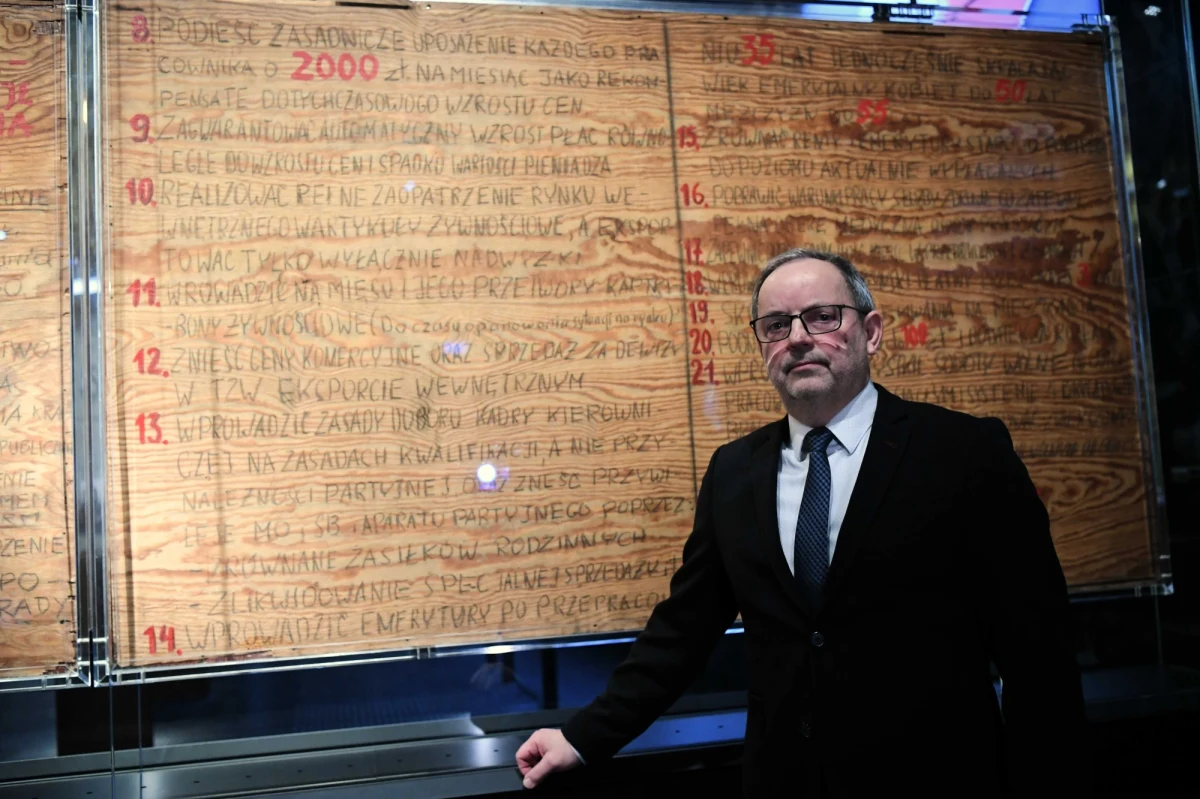 "Chyba nie wiedzieliśmy, że tworzymy historię. To wszystko szybko się działo. Nie mieliśmy świadomości, że te tablice będą miały takie znacznie. Dla nas to była jedna z form przekazania treści postulatów" - tak o momencie wypisywania na słynnych sklejkach 21 postulatów Międzyzakładowego Komitetu Strajkowego mówi RMF FM Maciej Grzywaczewski. Świadek historii, opozycjonista, który razem z nieżyjącym już Arkadiuszem "Aramem" Rybickim spisał treść postulatów, wraca do historycznych wydarzeń w rozmowie z Kubą Kaługą. 