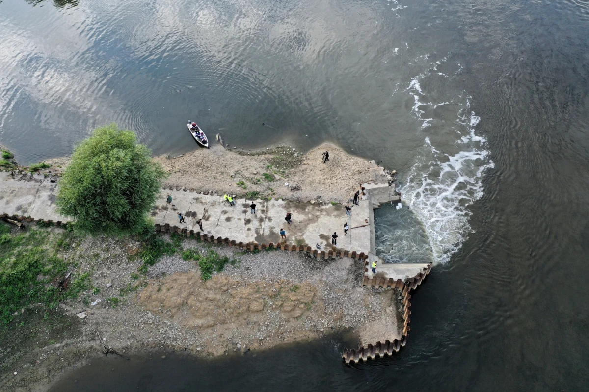 "Gospodarowanie ściekami to zadanie samorządu, odpowiedzialność za przyczyny i skutki zaistniałej sytuacji ponoszą w pierwszej kolejności władze miasta" – mówił wojewoda mazowiecki Konstanty Radziwiłł o awarii kolektorów doprowadzających ścieki do oczyszczalni "Czajka" w Warszawie. "Niedopuszczalne jest przerzucanie winy na poprzedników" - dodał.