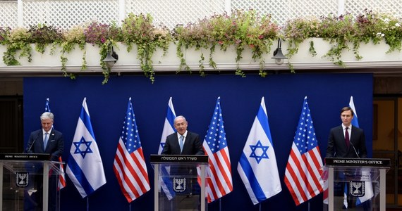 Premier Izraela Benjamin Netanjahu oświadczył w niedzielę, że jego rząd prowadzi tajne rozmowy z licznymi arabskimi i muzułmańskimi przywódcami w celu normalizacji stosunków z ich krajami. W połowie tego miesiąca Tel-Awiw nawiązał relacje dyplomatyczne ze Zjednoczonymi Emiratami Arabskimi.