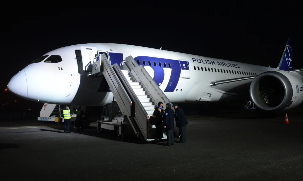 ​Po sukcesie tras wakacyjnych przewoźnik przedłuża rejsy do niektórych miast na południu Europy. Próbuje też wracać na dalekie połączenia, np. do Chin. Plany komplikują jednak nowe zakazy - pisze "Dziennik Gazeta Prawna".