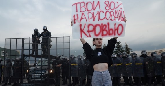 Podczas niedzielnej akcji protestu w Mińsku do godz. 18 zatrzymano 140 osób - poinformowało MSW Białorusi. Centrum Wiasna ma już nazwiska ponad 100 zatrzymanych w stolicy. Do zatrzymań doszło też w innych miastach, w których odbywały się antyprezydenckie demonstracje.