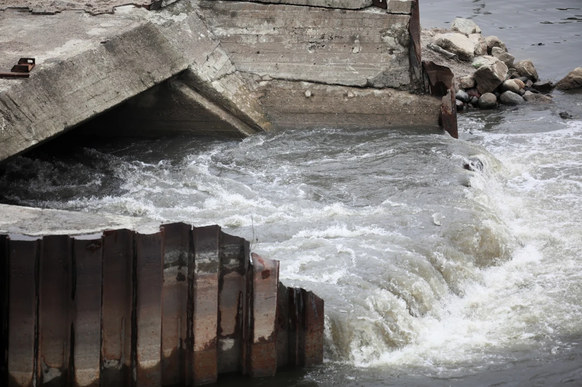 W ciągu kilku godzin powinno zakończyć się oczyszczanie tunelu, w którym doszło do awarii warszawskiej oczyszczalni ścieków "Czajka". Chodzi o rurociąg, który transportował nieczystości. Fala ze ściekami - jak informuje Instytut Meteorologii i Gospodarki Wodnej - jest już na wysokości Płocka.