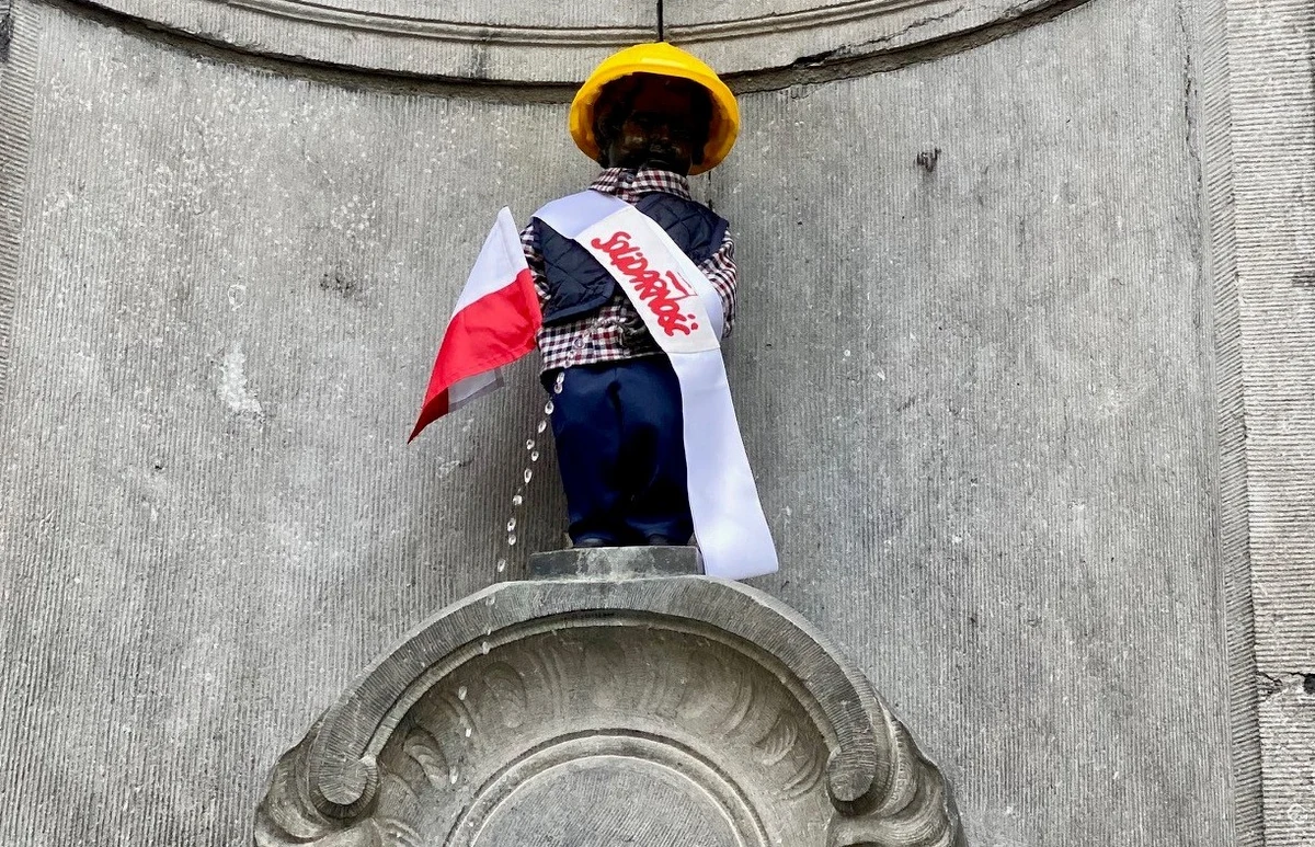 Z okazji 40. rocznicy podpisania Porozumień Sierpniowych Manneken Pis, figurka siusiającego chłopca, a zarazem symbol Brukseli, dostał ubranko polskiego stoczniowca. Ze względu na obostrzenia związane z koronawirusem tradycyjnemu ubieraniu figurki nie towarzyszyły przemówienia czy muzyczne fanfary. "Niestety, nie była możliwa żadna uroczystość przy okazji ubierania Manneken Pisa w strój stoczniowca" – żałuje Justyna Gajko z Instytutu Polskiego w Brukseli, który jest inicjatorem tego wydarzenia. 