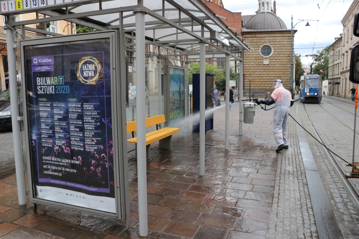 Miejskie Przedsiębiorstwo Oczyszczania w Krakowie rozpoczęło dzisiaj ponownie dezynfekcję publicznych zatłoczonych miejsc. Ponownie, ponieważ pierwsza tego typu akcja trwała już w kwietniu. Władze miejskie znów zdecydowały się przeprowadzić taką akcje po tym, jak w związku z dużą liczbą zakażeń koronawirusem Kraków znalazł się w żółtej strefie. 