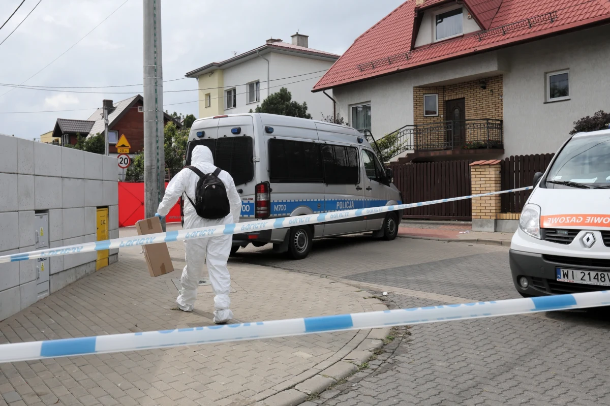 Cztery osoby zginęły w wybuchu i pożarze domu jednorodzinnego w Białymstoku. To 10-letnia dziewczynka, jej rodzice i babcia. Służby badają okoliczności tej tragedii.