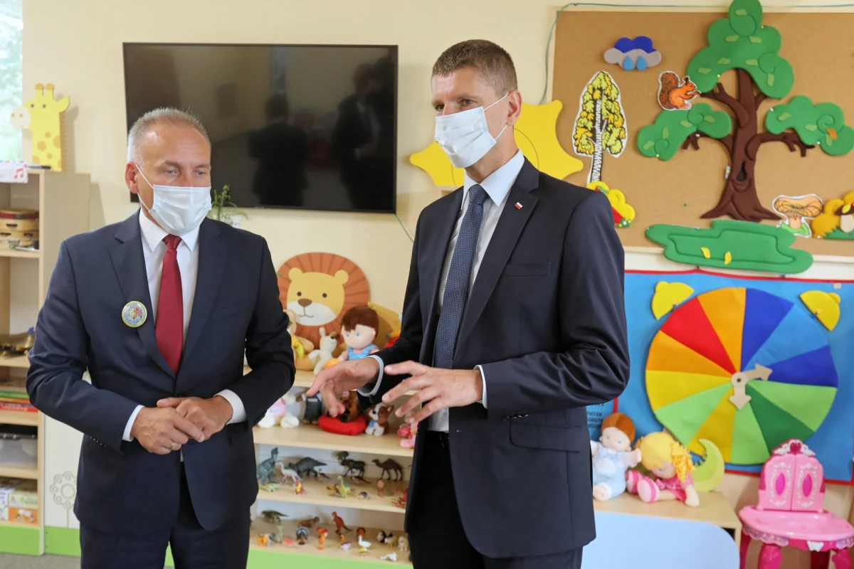 "Mam nadzieję, że te zasady bezpiecznego funkcjonowania szkół spowodują, że bez problemów zajęcia stacjonarne będą mogły być nie tylko rozpoczęte, ale kontynuowane przez cały rok szkolny" – powiedział w poniedziałek minister edukacji narodowej Dariusz Piontkowski.