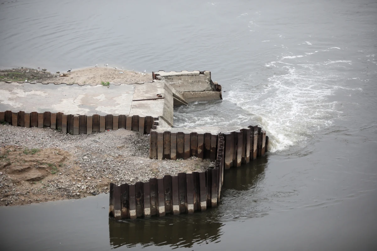 "W Wiśle, od Warszawy w stronę Gdańska, unikaj kąpieli i sportów wodnych. Nie używaj do mycia wody z rzeki" - ostrzega Rządowe Centrum Bezpieczeństwa.