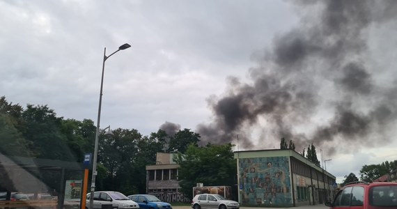 Duży pożar wybuchł w Andrychowie w Małopolsce. Zapalił się dach hali fabrycznej firmy produkującej m.in. przyczepy samochodowe.