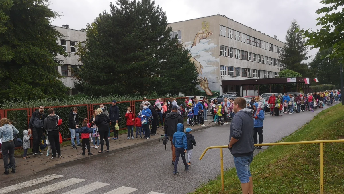 1 września w całej Polsce uczniowie ruszyli do szkół, a młodsze dzieci do przedszkoli. Zgodnie z reżimem sanitarnym dzieci wpuszczane są pojedynczo. Przed placówkami w niektórych miejscach utworzyły się gigantyczne, nawet 2-godzinne kolejki.