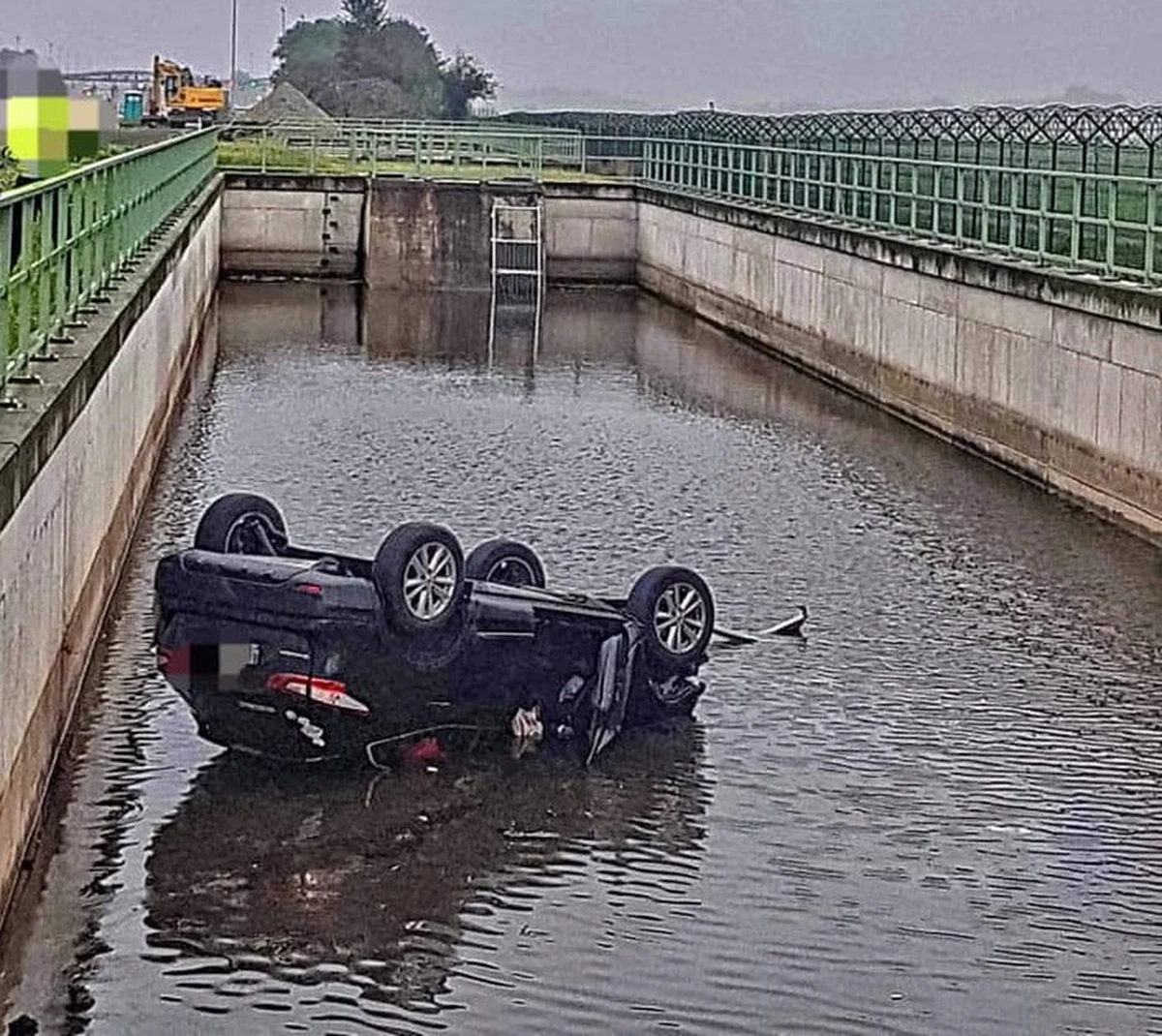 Na autostradzie A4 tuż przed punktem poboru opłat w Balicach doszło do nietypowej kolizji. Jezdnia w kierunku Krakowa była przez dwie godziny była zamknięta.