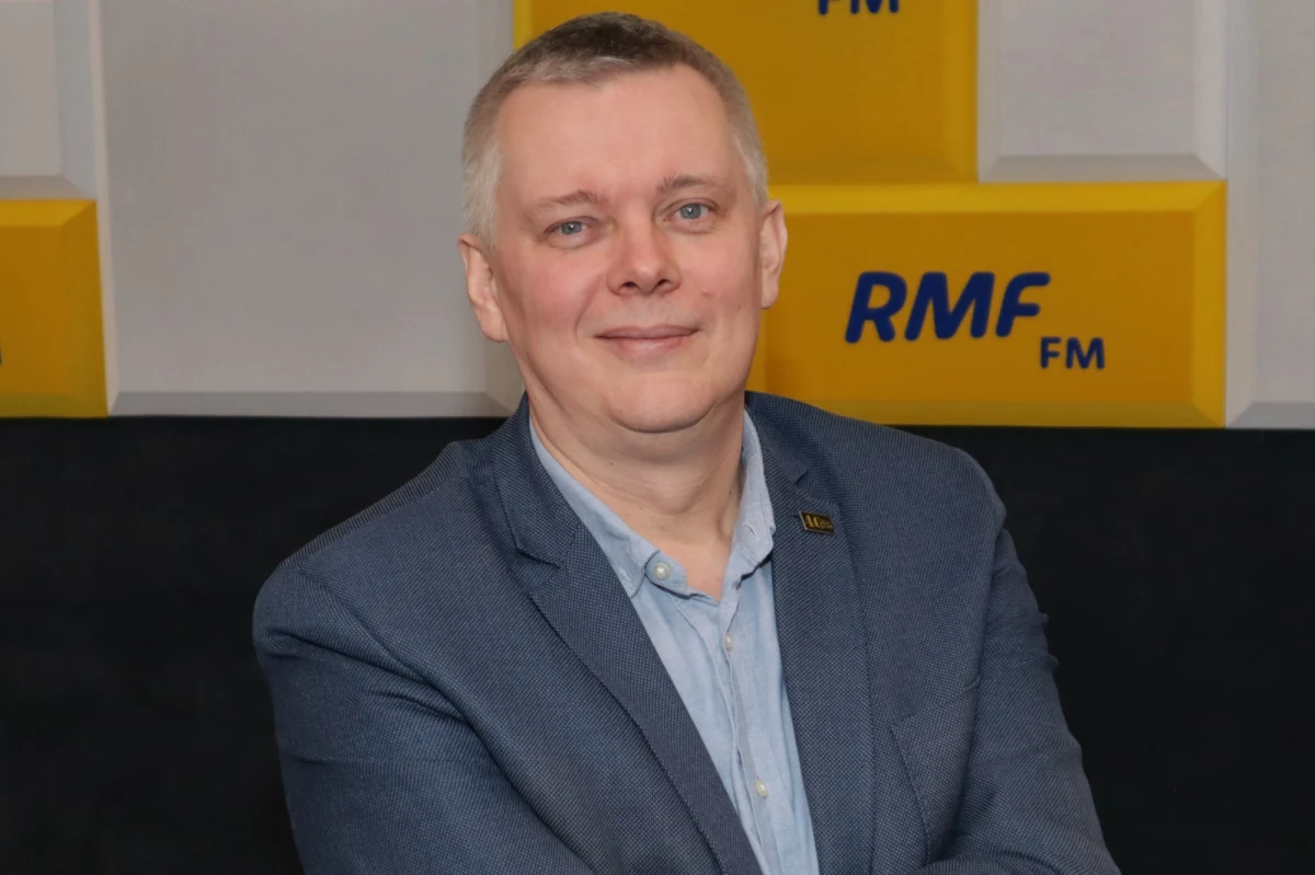 "Rafał Trzaskowski nie szuka sobie dodatkowych zajęć. Zderza się z ogromnym oczekiwaniem, z ogromnymi nadziejami po wynikach wyborów" - mówił w Popołudniowej rozmowie w RMF FM wiceprzewodniczący Platformy Obywatelskiej Tomasz Siemoniak pytany o prezydenta Warszawy, który chce być jednocześnie liderem nowego ruchu społecznego. "Wyraźnie mówi o tym, że zarządzanie miastem jest najważniejsze, że ze względu na kryzys wokół rury (...) odłożył tamte plany. Myślę, że wszyscy to szanują i doceniają" - dodał. "Jego rola - jak wierzę, duża - w przyszłej polityce będzie wprost wynikała z tego, jak poradzi sobie w Warszawie z dodatkowymi sprawami" - podkreślił Siemoniak. 