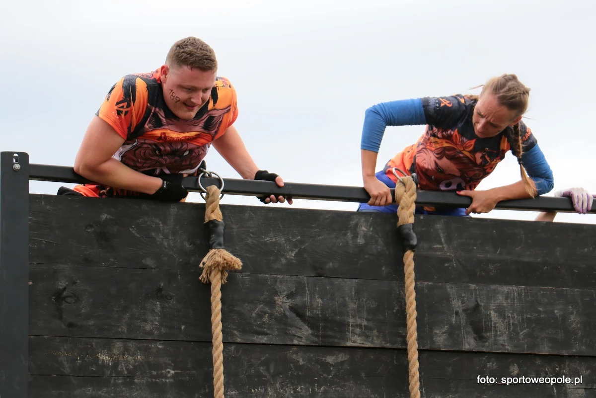Samo bieganie to za mało. Wielkim wyzwaniem są też przeszkody! Biegi OCR cieszą się coraz większą popularnością. 400 zawodników wzięło udział w imprezie Armagedon Active w Opolu. Ponadto w sportowej rywalizacji wzięło udział 100 dzieciaków. Wszyscy świetnie się bawili, aktywnie spędzając czas i pokonując słabości.