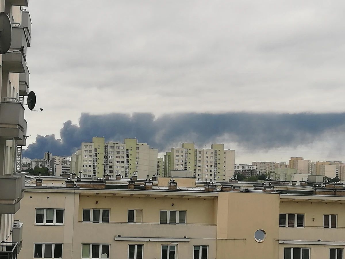 Gigantyczny pożar wybuchł w Konstancinie -Jeziornie pod Warszawą. Zapadł się dach hali, w której są tworzywa sztuczne i sześć butli z propanem-butanem. Centrum Zarządzania Kryzysowego w Piasecznie radzi mieszkańcom zamykać okna. Dodano jednak, że ze wstępnych pomiarów wynika, iż powietrze w okolicach Konstancina nie jest skażone. 
