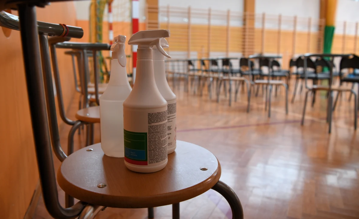 U co najmniej czterech nauczycieli z czterech różnych szkół zdiagnozowano zakażenie koronawirusem na rozpoczęcie roku szkolnego. Chodzi o pedagogów z Kujawsko-Pomorskiego oraz Pomorskiego.