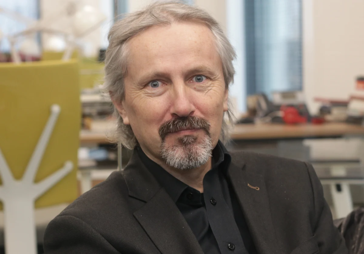 Koalicjanci muszą kalkulować – mówił politolog z Uniwersytetu Warszawskiego Rafał Chwedoruk o zapowiadanej, zarazem opóźniającej się rekonstrukcji rządu. Gość Porannej rozmowy w RMF FM przypomniał, że PiS-owi brakuje do większości sejmowej ok. 25 mandatów. Co zrobi partia Jarosława Kaczyńskiego, żeby utrzymać przy sobie ugrupowania Zbigniewa Ziobry i Jarosława Gowina? „Instrument w postaci wiceministrów został do granic możliwości wyeksploatowany w poprzedniej kadencji” – przypomniał.  