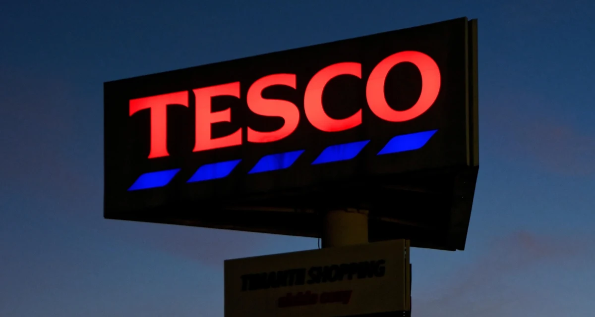 Wycofująca się z Polski sieć Tesco ogłosiła plan dużych zwolnień grupowych; zniknie sklep internetowy, zamkniętych zostanie też kilka kolejnych hipermarketów - pisze w środę "Puls Biznesu".