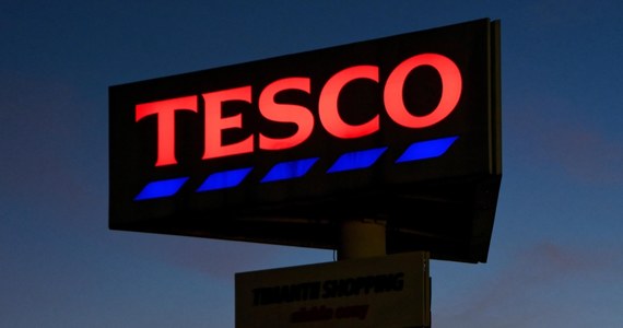 Wycofująca się z Polski sieć Tesco ogłosiła plan dużych zwolnień grupowych; zniknie sklep internetowy, zamkniętych zostanie też kilka kolejnych hipermarketów - pisze w środę "Puls Biznesu".