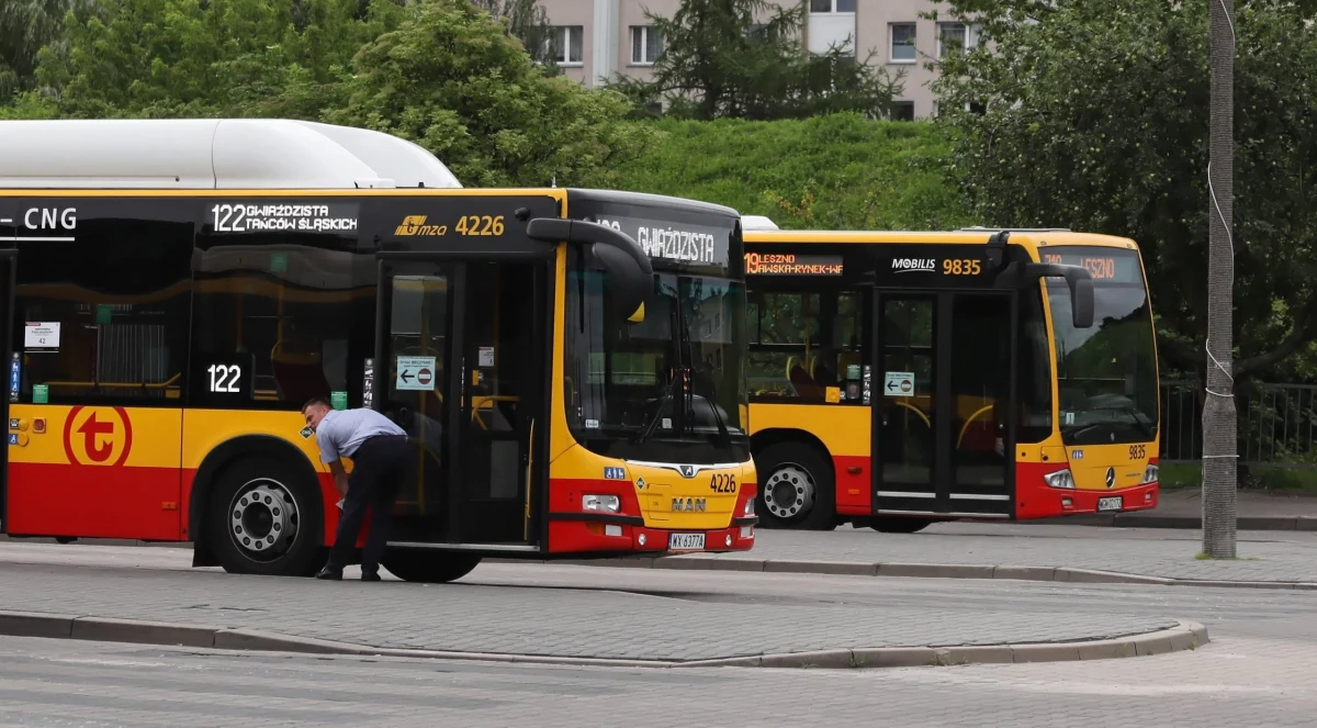 Zarzut prowadzenia autobusu po pijanemu oraz sprowadzenia niebezpieczeństwa dla zdrowia i życia wielu osób dla stołecznego kierowcy linii 724. Mężczyznę zatrzymano w poniedziałek w okolicach Metra Kabaty. Miał prawie dwa promile alkoholu w organizmie. Mężczyzna przełamał zabezpieczenie, by móc prowadzić pojazd w stanie nietrzeźwości.