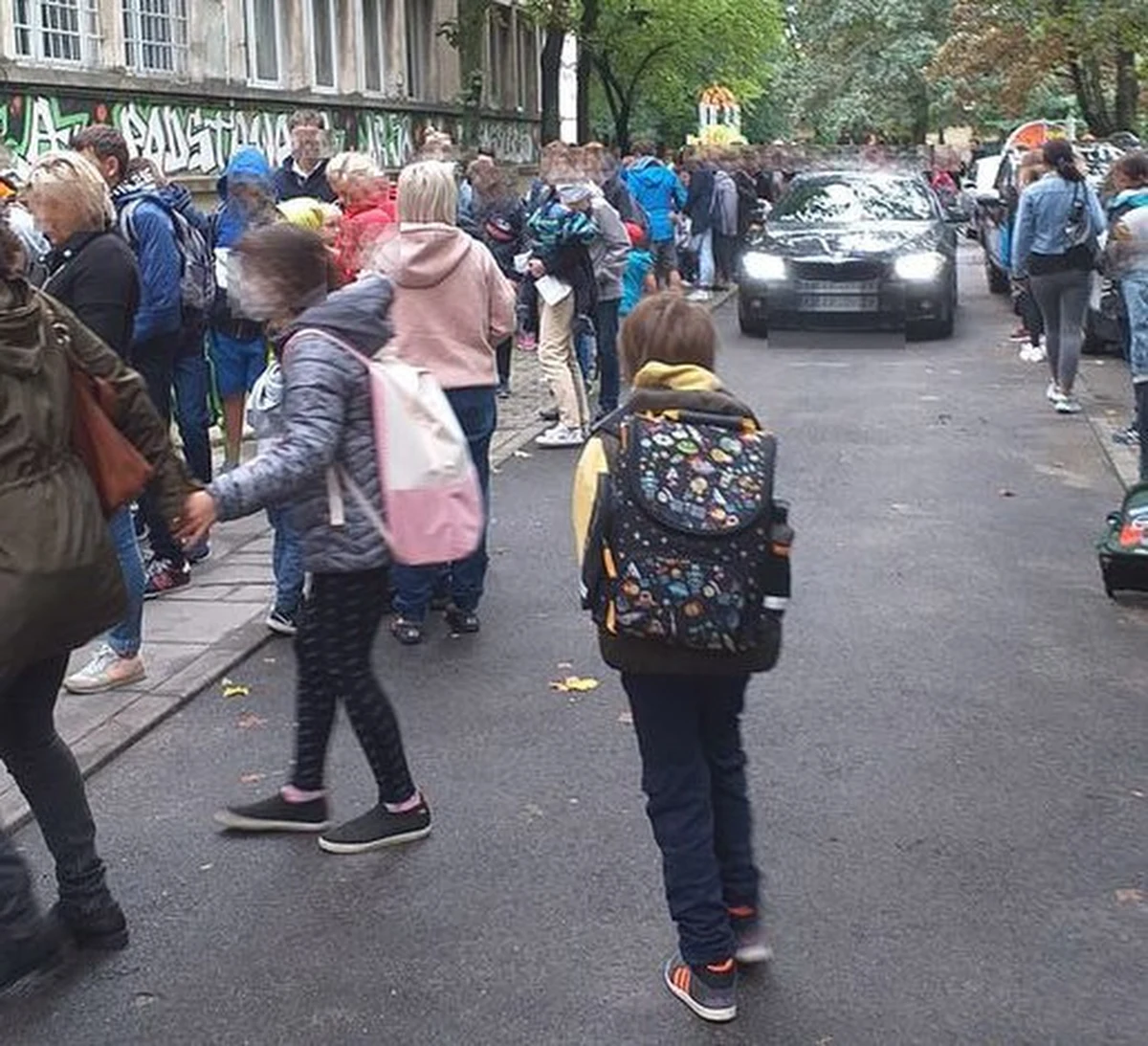 Ten rok szkolny jest inny niż wszystkie - podkreślają zgodnie nauczyciele, uczniowie i rodzice. W niektórych placówkach, dzieciom mierzona jest temperatura. Uczniowie zanim wejdą do budynku, muszą czekać w bardzo długiej kolejce - taki sygnał z Krakowa dostaliśmy na Gorącą Linię RMF FM. 