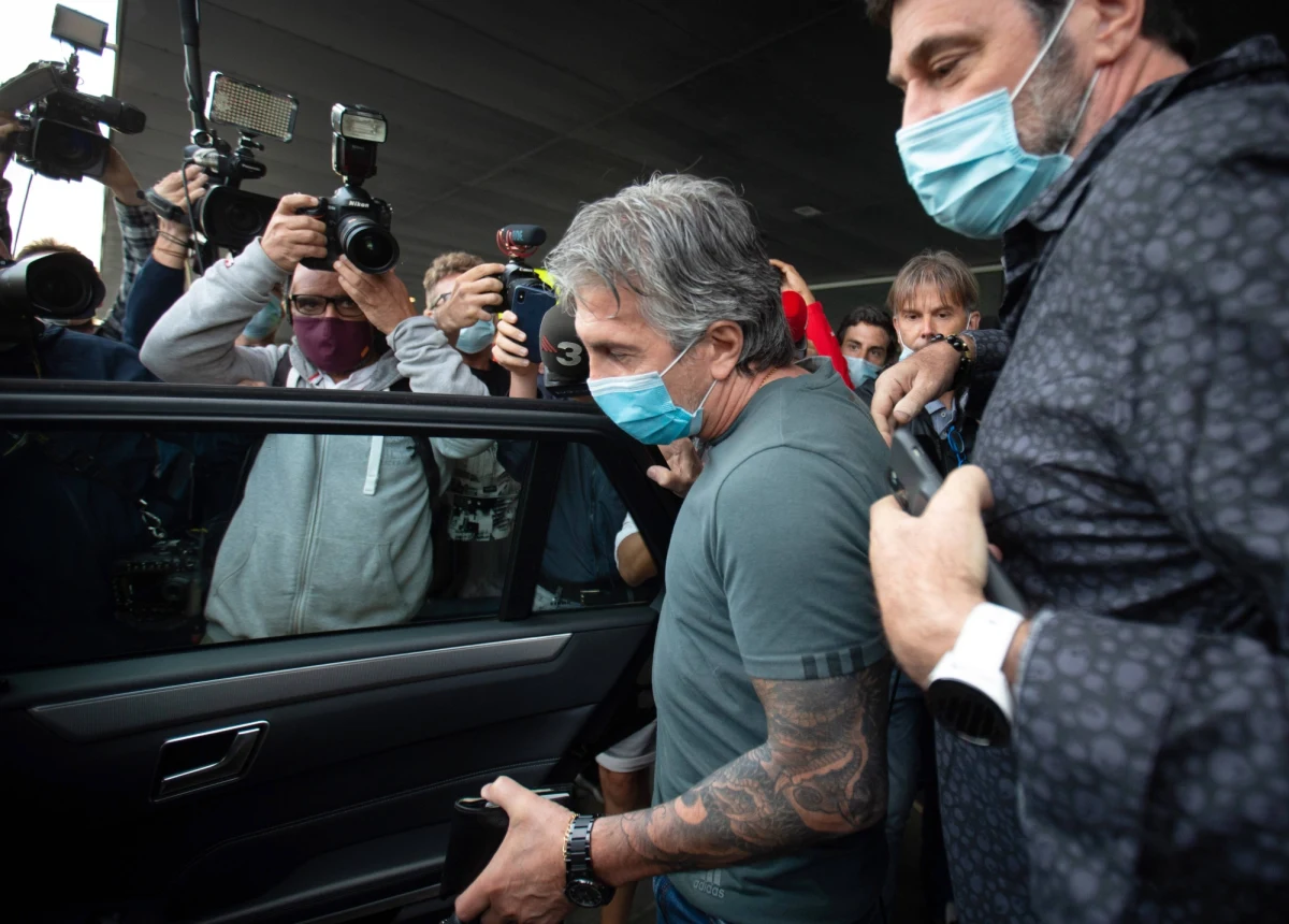 Jorge Messi przyleciał prywatnym samolotem na lotnisko El Prat w Barcelonie. Ojciec Leo Messiego ma spotkać się z Josepem Marią Bartomeu, prezesem FC Barcelony, by negocjować prawdopodobne odejście argentyńskiej gwiazdy z Dumy Katalonii. 