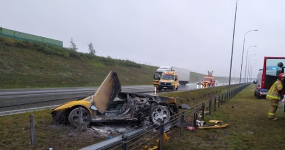 Lamborghini Gallardo rozbiło się na barierach energochłonnych na autostradzie A1 w okolicach Torunia. Ranny kierowca trafił do szpitala. 