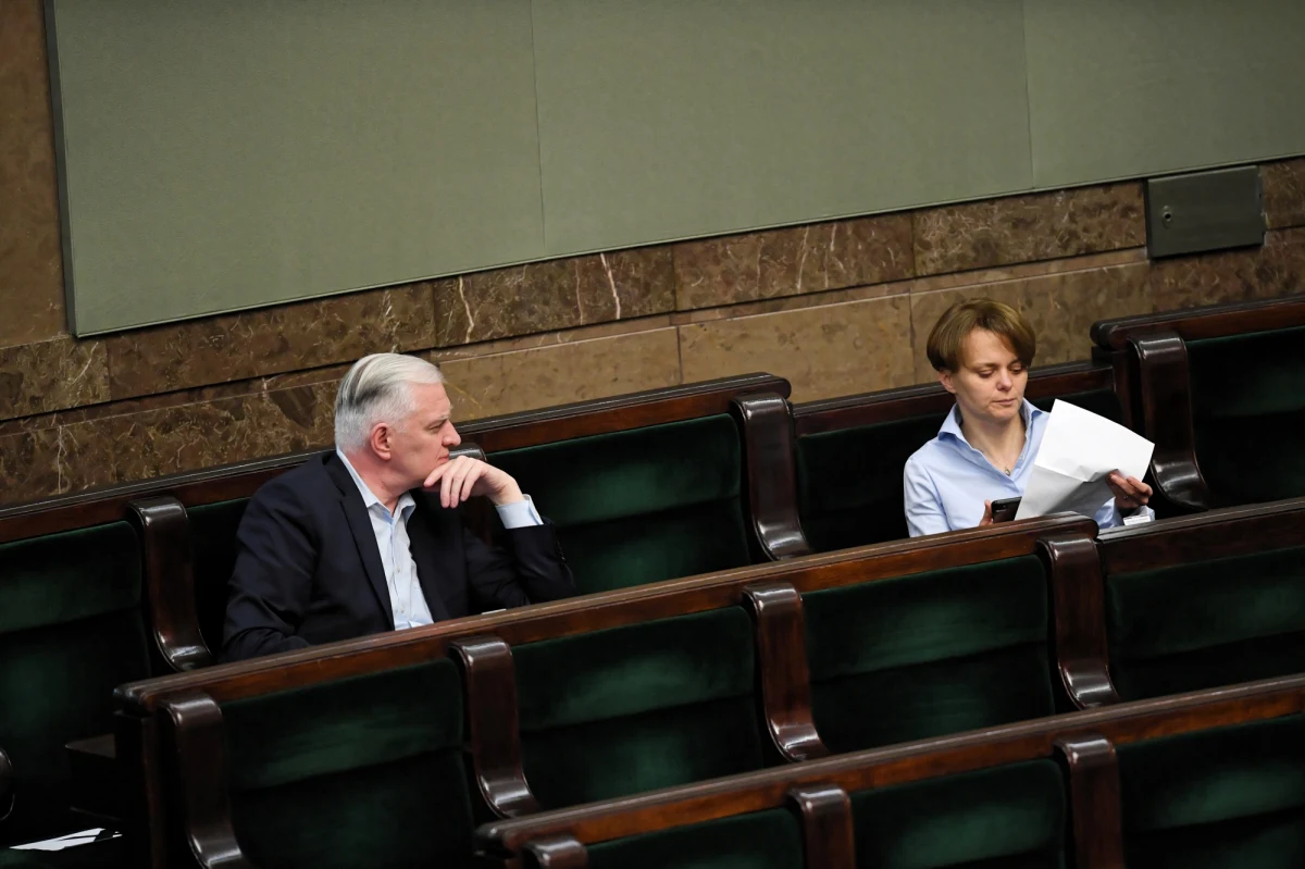 Jutro po południu lub w piątek koalicja rządząca wznowi rozmowy na temat rekonstrukcji rządu. Jak ustalił nasz dziennikarz, prezes Prawa i Sprawiedliwości - mimo sprzeciwu - chce, żeby koalicjanci zarządzali nie dwoma, a jednym ministerstwem. 