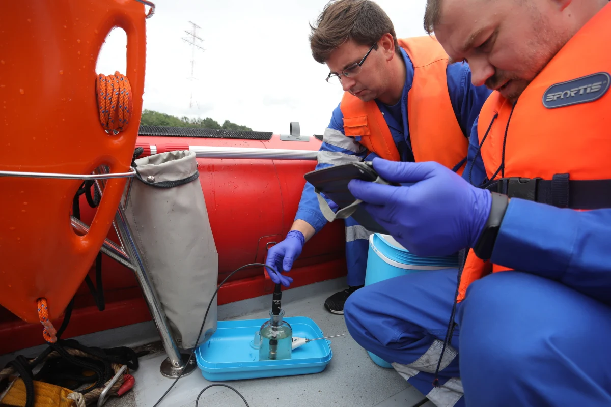 Najpóźniej w ciągu pięciu tygodni ścieki przestaną wpadać do Wisły w Warszawie – deklaruje na konferencji prasowej wiceprezydent stolicy Robert Soszyński. Tyle czasu ma zająć budowa awaryjnego systemu przesyłu  na specjalnym moście pontonowym.