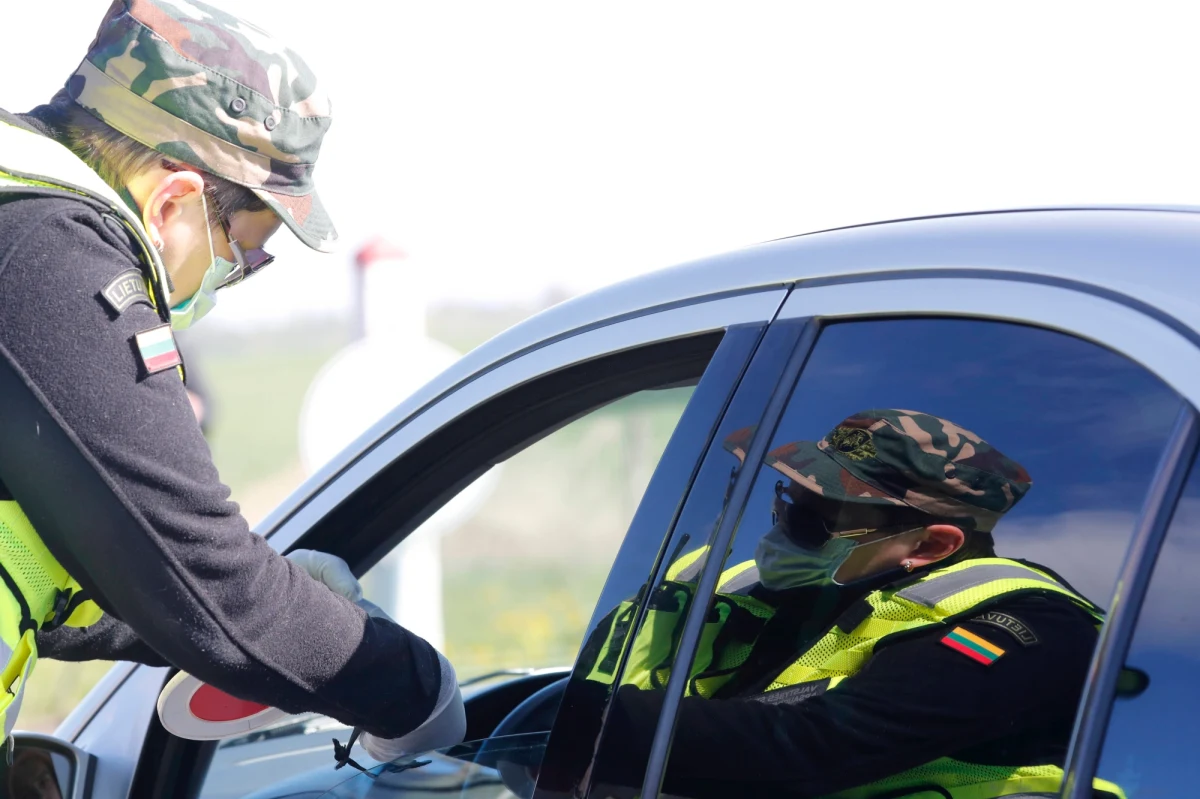 Wraz ze wzrostem liczby przypadków koronawirusa na Litwie Łotwa od piątku wprowadza ograniczenia w przekraczaniu granicy – poinformował premier Krisjanis Karins. Od piątku po przyjeździe na Łotwę Litwinów będzie obowiązywała dwutygodniowa samoizolacja – podaje BNS.