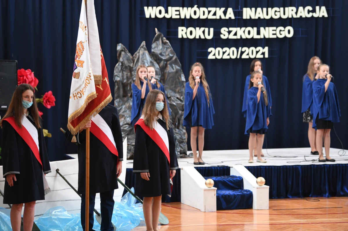 Dyrektorzy szkół alarmują, że część rodziców nie chce przestrzegać zaleceń wprowadzonych w związku z epidemią koronawirusa. "Mamy narastającą falę protestów przeciwko zaleceniom sanitarnym" - mówi RMF FM Marek Pleśniar z Ogólnopolskiego Stowarzyszenia Kadry Kierowniczej Oświaty.