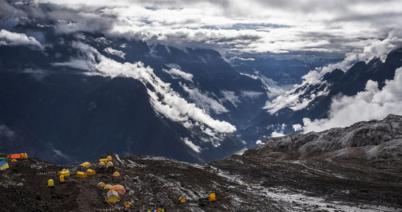 Rząd Nepalu wydał zezwolenie na wyprawę księcia Bahrajnu na ośmiotysięcznik Manaslu w czasie, gdy większa część kraju jest pod ścisłą kwarantanną. Specjalne traktowanie księcia wywołało oburzenie branży turystycznej, która przez epidemię koronawirusa nie pracuje już od pięciu miesięcy.
