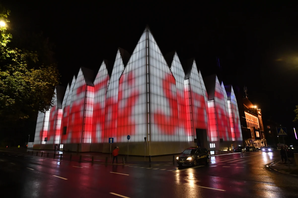 Pamiętacie Państwo, gdzie po raz pierwszy usłyszeliście nazwisko Wałęsa? Nie kiedy, bo to oczywiste, ale właśnie gdzie. Ja pamiętam. Było to w Miłkowie u podnóża Karkonoszy, gdzie z Rodzicami byłem w sierpniu 1980 roku na wczasach. Usłyszeliśmy to nazwisko dzięki małemu radyjku nastawionemu na Głos Ameryki z Waszyngtonu. To z niego dowiedzieliśmy się, że przywódca strajku w Stoczni Gdańskiej nazywa się Walesa. Podobnie jak później ksiądz Jerzy Popiełuszko, Wałęsa dotarł do nas zza Oceanu oczywiście w wersji bez polskich znaków. Ja osobiście pamiętam też dokładnie, kiedy ostatecznie się co do Wałęsy rozczarowałem. Było to w "noc teczek" 4 czerwca 1992 roku, dokładnie - choć przypadkowo - w dniu mojego pierwszego dyżuru informacyjnego w RMF FM.