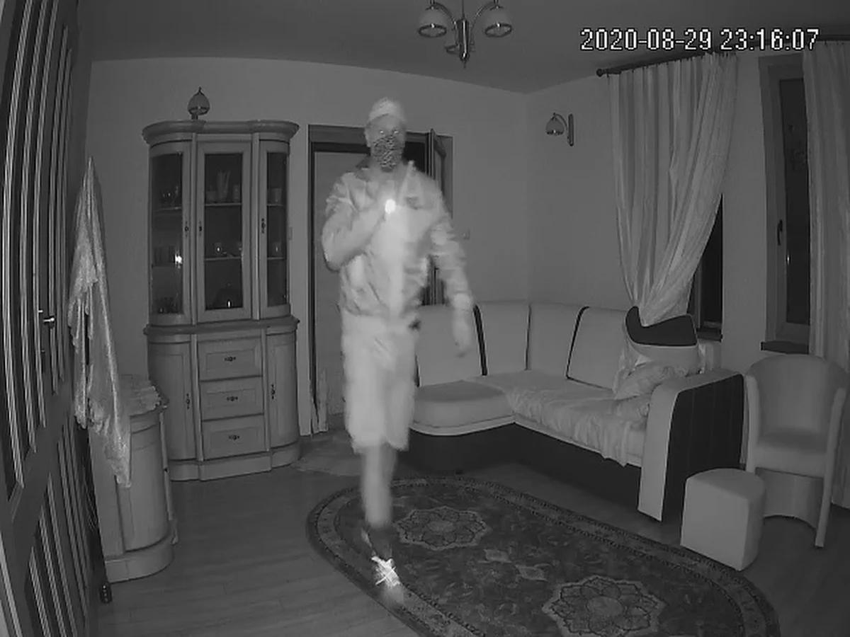 Policjanci szukają włamywacza z Włodawy na Lubelszczyźnie. Mają nagranie z monitoringu, na który widać złodzieja… w maseczce ochronnej. 