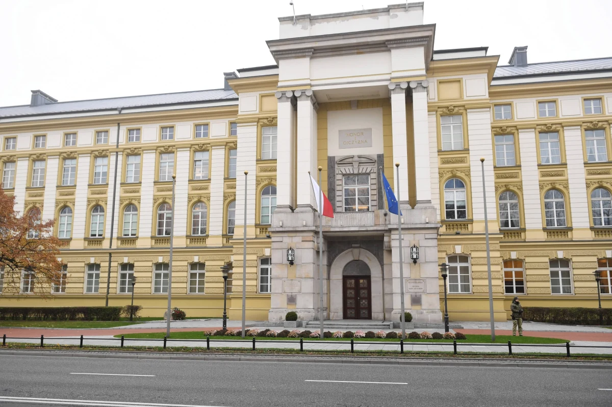 Co najmniej 2,5 tysiąca urzędników pracujących w administracji rządowej może stracić pracę przy okazji nadchodzącej rekonstrukcji rządu - dowiedział się nieoficjalnie dziennikarz RMF FM. Plan maksimum zakłada redukcję etatów na nawet trzykrotnie wyższym poziomie. 