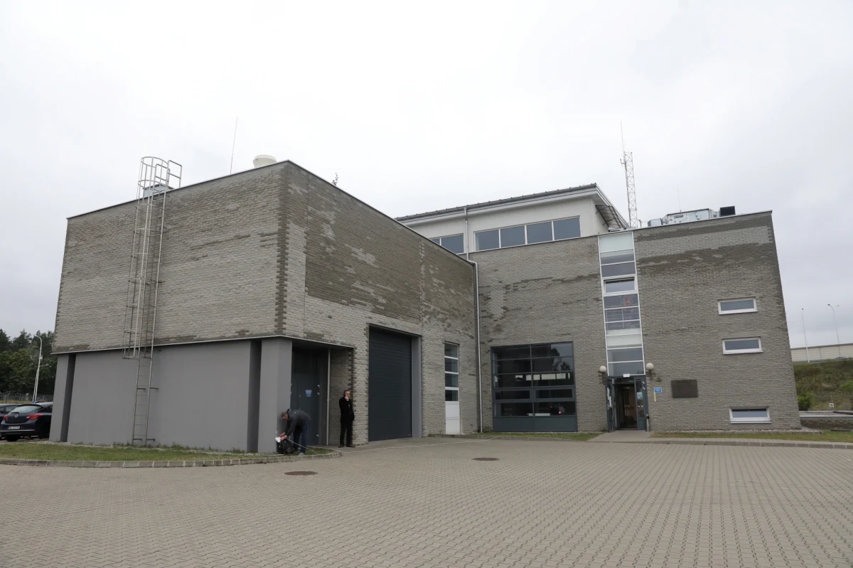 W oddziale MPWiK w Warszawie, czyli tuż obok miejsca, w którym po awarii kolektorów oczyszczalni "Czajka" ścieki znów płyną do Wisły - zbiera się dziś ponownie sztab kryzysowy. Przedstawiciele miasta i wojska będą rozmawiać o budowie mostu pontonowego przez rzekę i o położeniu awaryjnego rurociągu. 