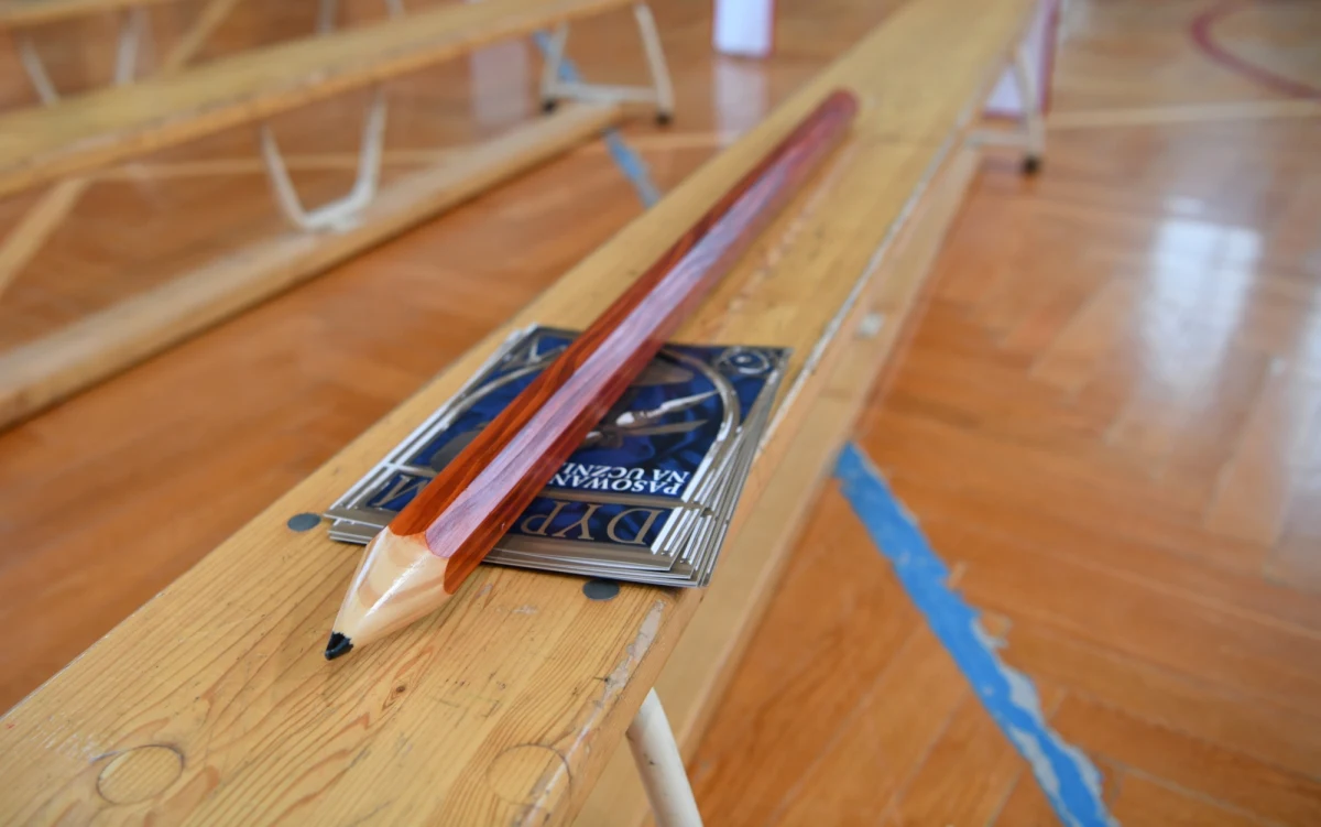 ​Dziewięcioro nauczycieli z krakowskiego VI Liceum Ogólnokształcącego trafiło na kwarantannę - podaje "Gazeta Krakowska". Pedagodzy mogli mieć kontakt z innym nauczycielem, u którego wykryto zakażenie koronawirusem.