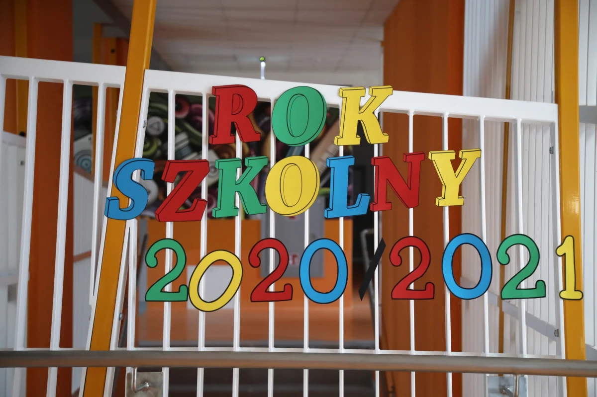 Co najmniej do poniedziałku - lekcje w trybie zdalnym - będą odbywać się w jednej z publicznych szkół podstawowych w Warszawie. Chodzi o placówkę numer 210 imienia Bohaterów Pawiaka na stołecznym Muranowie. Jeden z nauczycieli został zakażony koronawirusem. W szkole uczy się około pół tysiąca dzieci. 