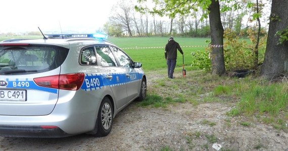 Policjanci z Bielawy na Dolnym Śląsku po 10 latach dotarli do podejrzanego o zabójstwo. W 2009 roku mężczyzna był przesłuchiwany, ponieważ widział ofiarę jako ostatni, ale alibi dawał mu jedyny świadek - uczestnik wspólnej libacji alkoholowej. Zatrzymany w tej sprawie trafił już do aresztu.