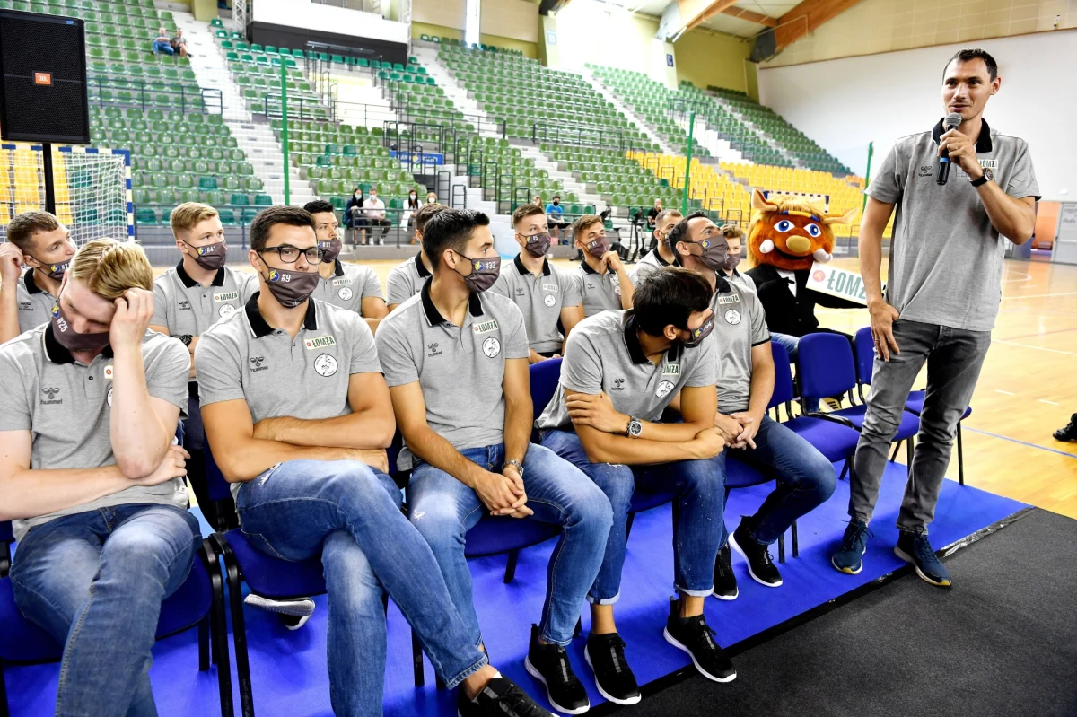 Łomża Vive Kielce to główny faworyt ruszającej jutro PGNiG Superligi piłkarzy ręcznych. Ekipa z Kielc mistrzostwo zdobywa nieprzerwanie od niemal dekady. Tym razem celem drużyny także jest tytuł. "Mistrzostwo to obowiązek, ale chcemy powalczyć także w Lidze Mistrzów. Ten zespół stać na wiele" - mówi w rozmowie z RMF FM drugi trener Łomży Vive Kielce Krzysztof Lijewski.