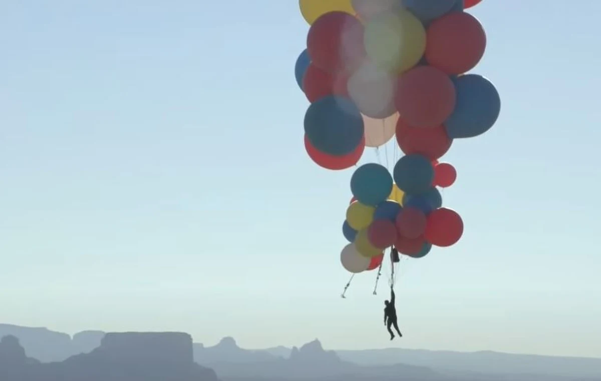 Iluzjonista David Blaine zrealizował kolejne marzenie. Przeleciał nad Arizoną, używając 52 balonów z helem. Amerykanin stopniowo wyrzucał małe ciężarki, aby przyspieszyć wznoszenie - ostatecznie osiągnął wysokość prawie 7620 metrów. Potem swobodnie spadał przez blisko 30 sekund. Otworzył spadochron i bezpiecznie wylądował.