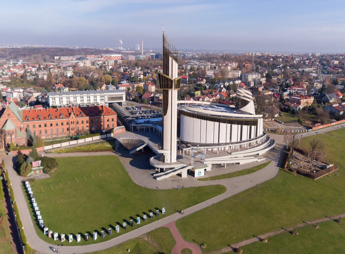 Koronawirus wśród zakonnic i duchownych w krakowskich Łagiewnikach. Pozytywne testy potwierdzono u 30 osób. Dziś też Małopolska ponownie znalazła się w czołówce województw z najwyższym wskaźnikiem zakażeń Covid-19. 