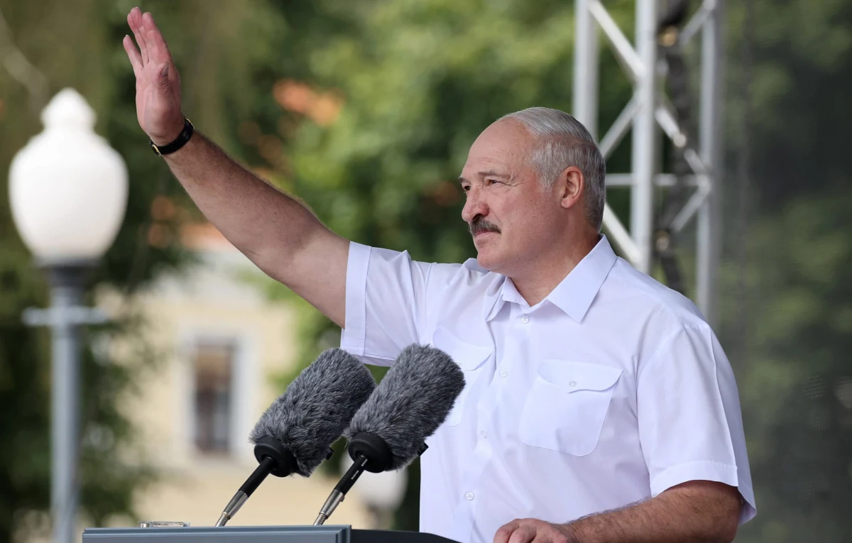 Białoruś nigdy nie będzie się godzić z tym, że w Grodnie wywieszane są polskie flagi - oświadczył białoruski prezydent Alaksandr Łukaszenka, cytowany w czwartek przez agencję BiełTA. Oskarżył też Polskę, Czechy, Litwę i Ukrainę o ingerowanie w wewnętrzne sprawy Białorusi.