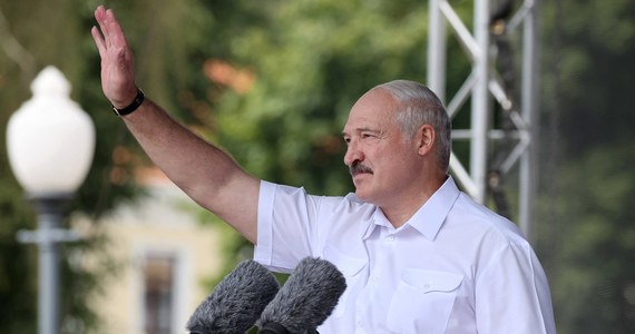 Białoruś nigdy nie będzie się godzić z tym, że w Grodnie wywieszane są polskie flagi - oświadczył białoruski prezydent Alaksandr Łukaszenka, cytowany w czwartek przez agencję BiełTA. Oskarżył też Polskę, Czechy, Litwę i Ukrainę o ingerowanie w wewnętrzne sprawy Białorusi.