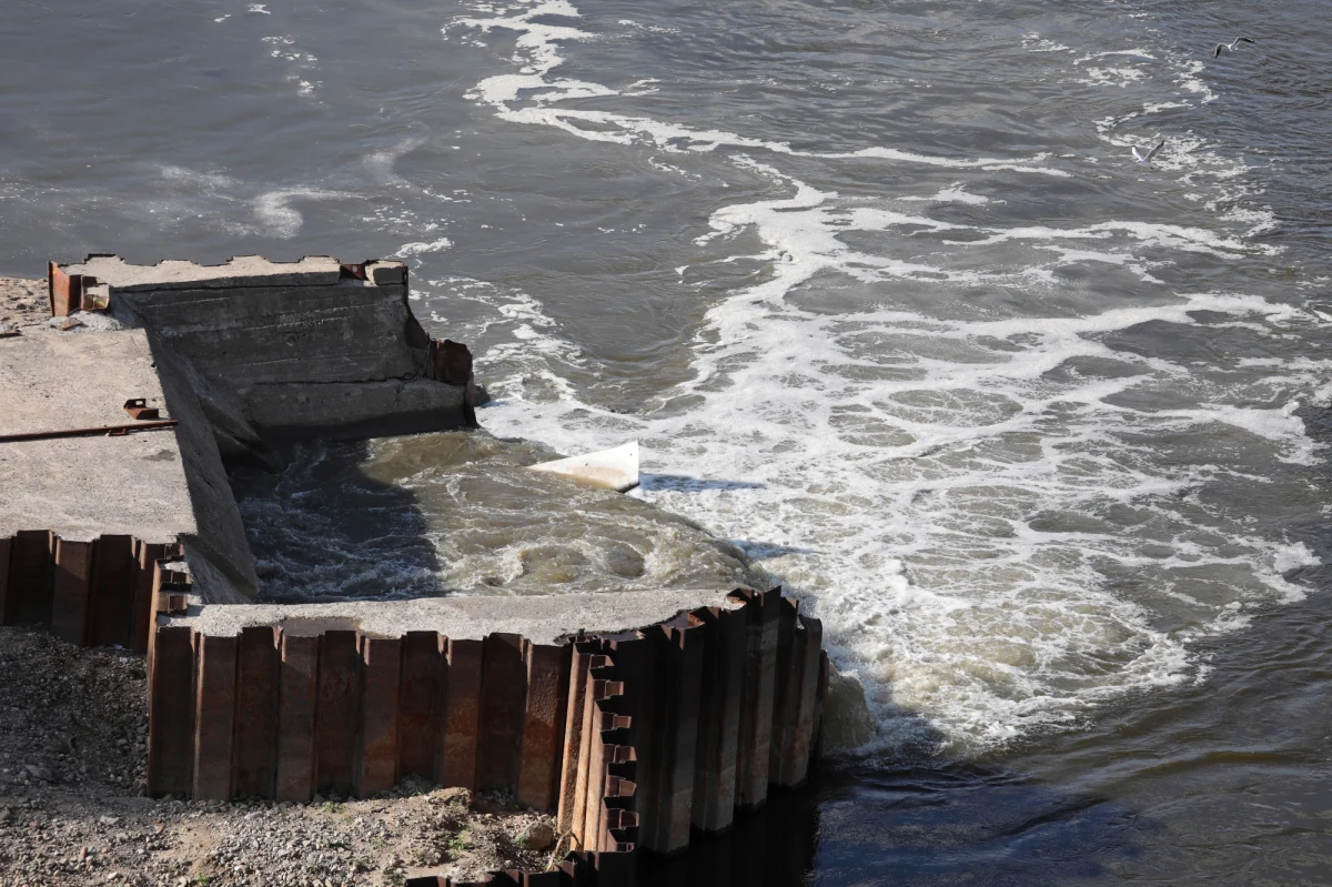Ścieki, które po awarii w warszawskiej oczyszczalni "Czajka" zrzucane są do Wisły, docierają do Bałtyku - taką prognozę na noc z czwartku na piątek przekazało wcześniej Państwowe Gospodarstwo Wodne Wody Polskie. Służby apelują, aby nie korzystać z wody w dolnym odcinku Wisły.