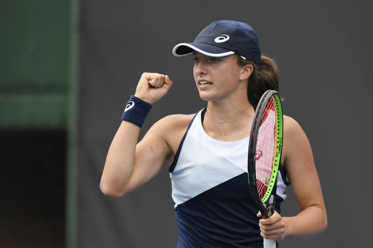 Z powodu deszczu przerwano mecz Igi Świątek z amerykańską tenisistką Sachią Vickery w drugiej rundzie wielkoszlemowego US Open. Rywalizację wstrzymano na początku drugiego seta - przy stanie 7:6 (7-5) i 0:30 dla reprezentantki gospodarzy. Tenisistki dokończą ją w piątek.