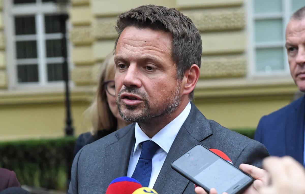 Damy sobie radę - zapewnił prezydent Warszawy Rafał Trzaskowski, pytany, czy miasto zdoła sfinansować budowę awaryjnego układu przesyłowego na moście pontonowym. Rząd od tego jest, żeby pomagać w sytuacjach awaryjnych; tam, gdzie powinien pomóc, chce wystawić rachunek - ocenił.